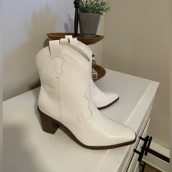 Womens white cowboy boots - Picture 3 of 3
